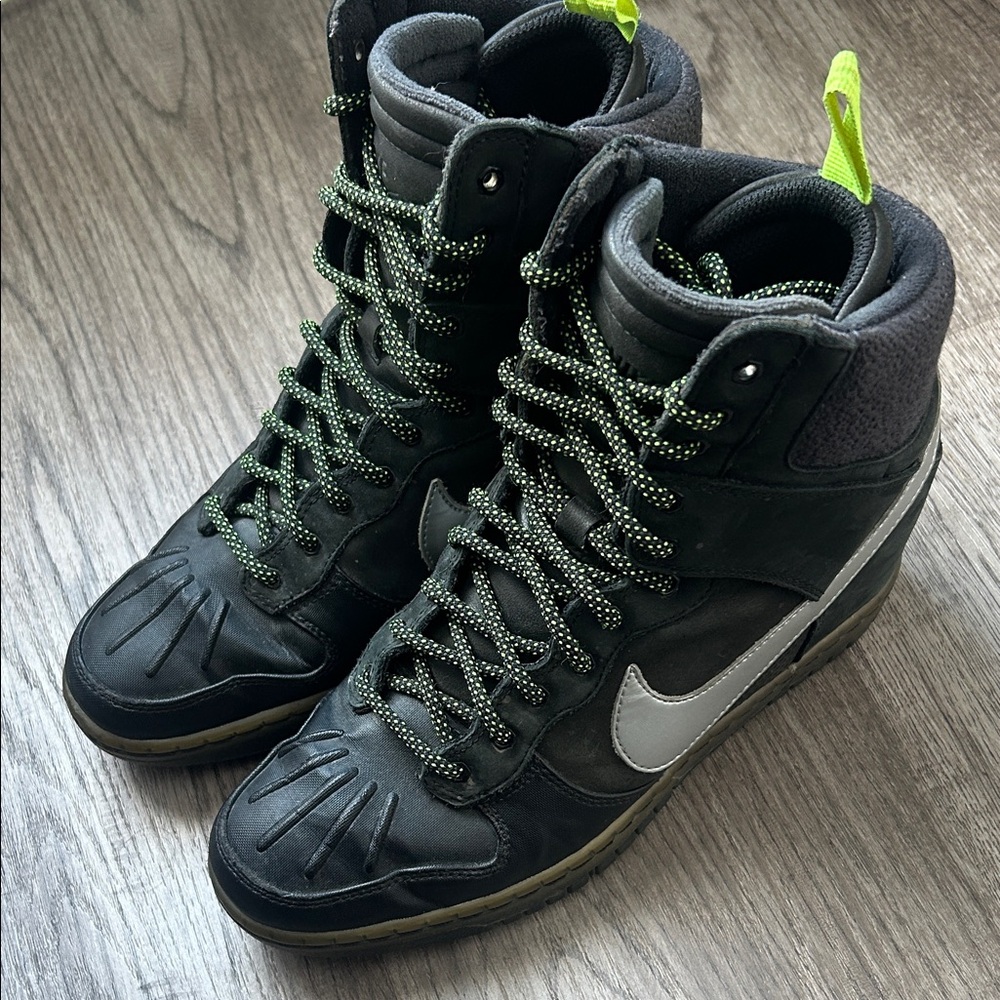 Nike Dunk Sky High sneaker boot size 9 wedge